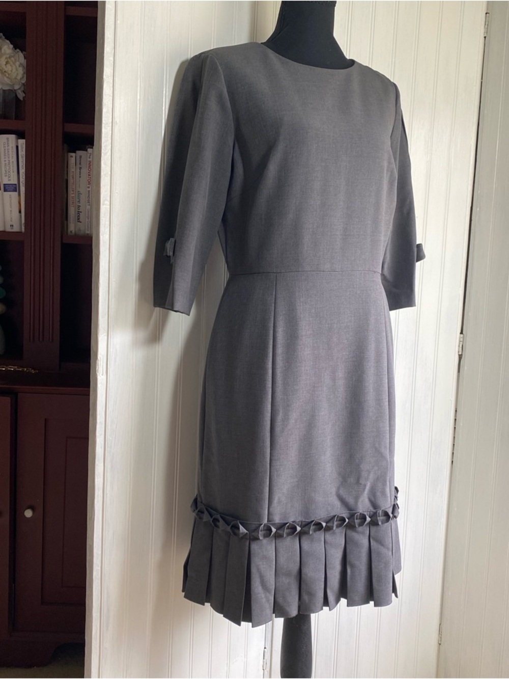 Tahari Women's Gray 3/4 split Sleeve Pleated Hem Dress with bow details size 8